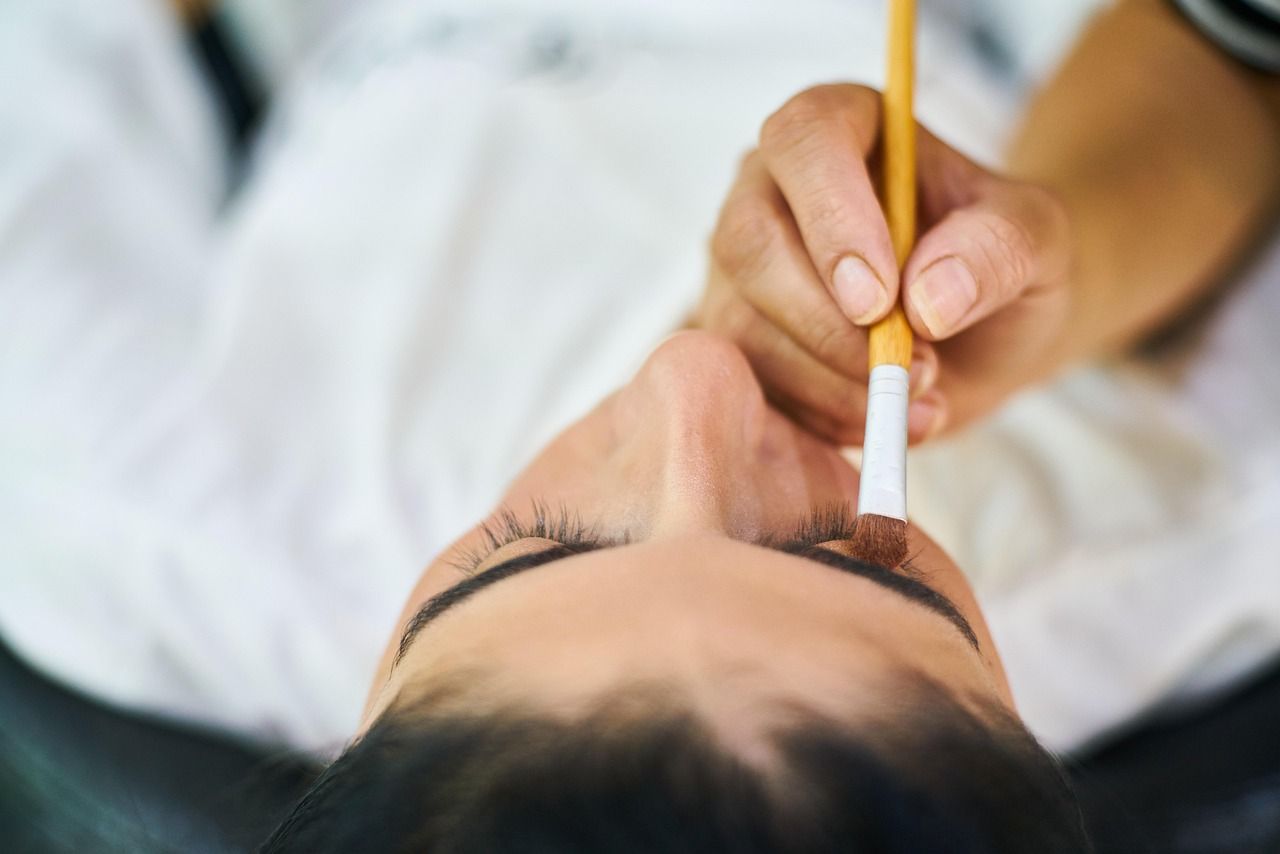 entdecken sie perfekte augenbrauenpflege und -styling für einen natürlichen und ausdrucksstarken look.