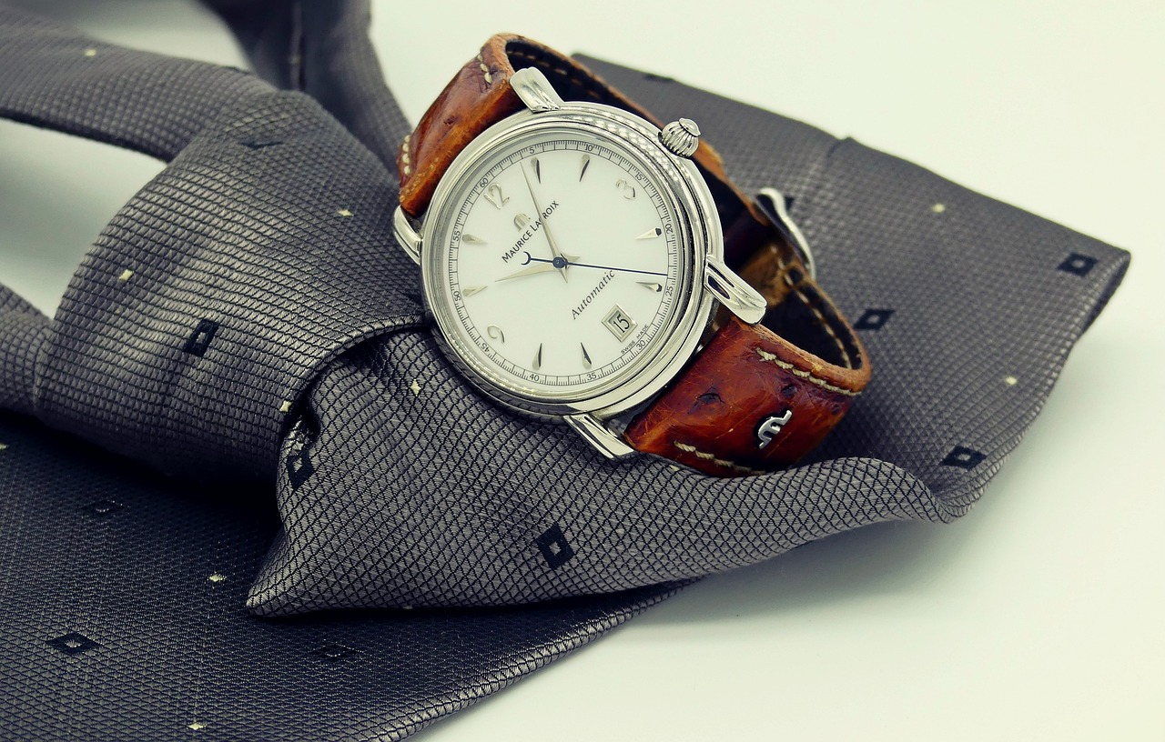entdecken sie unsere vielfältige auswahl an accessoires, die ihrem stil das gewisse etwas verleihen. von eleganten schmuckstücken bis hin zu trendigen taschen – finden sie die perfekten ergänzungen für jedes outfit.