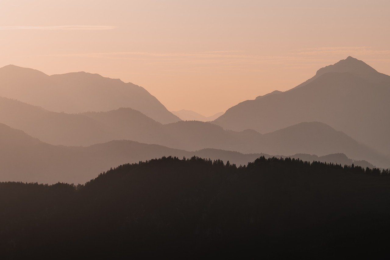 entdecken sie die kunst des layerings: stilvolle kombinationen von kleidungsschichten für ein modisches und funktionales outfit bei jedem wetter.
